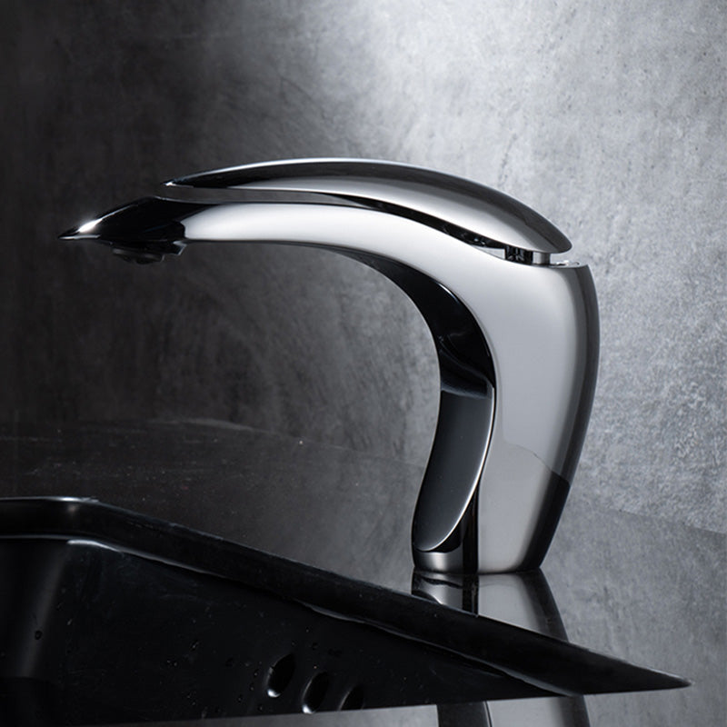Monomando Grifo modelo Cisne bajo sobre lavabo para baño